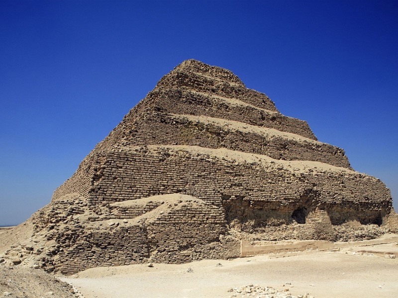La Piramide a Gradoni a Saqqara La Piramide a Gradoni a Saqqara
